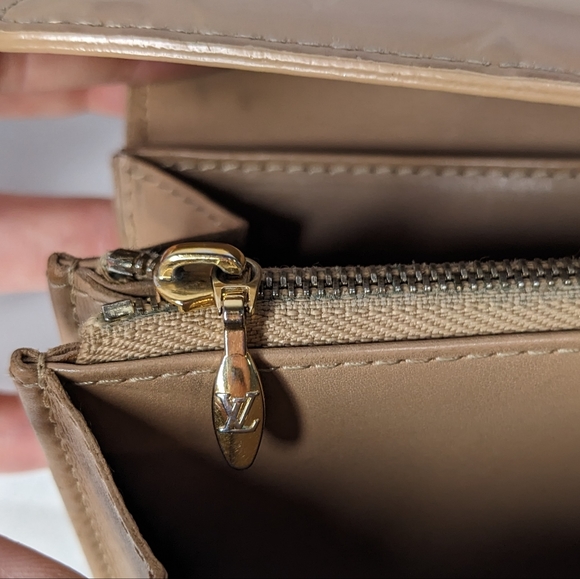 Authentic Louis Vuitton Noisette monogram Vernis Sarah wallet - Picture 10 of 16